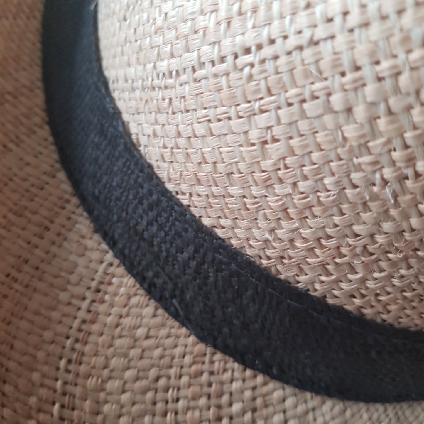 Chapeau de forme Trilby fait main, grain de raphia - tissé